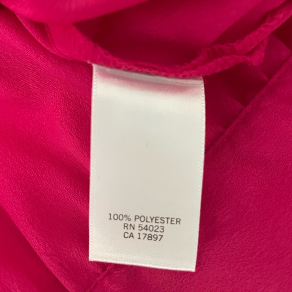 BANANA REPUBLIC SLEEVELESS BLOUSE. FUCHSIA. RUFFLES.GOLD BUTTON DETAIL. Size L - Picture 16 of 16